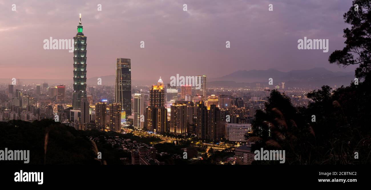 Vista panoramica del Taipei 1010, l'iconico grattacielo di Taiwan Foto Stock