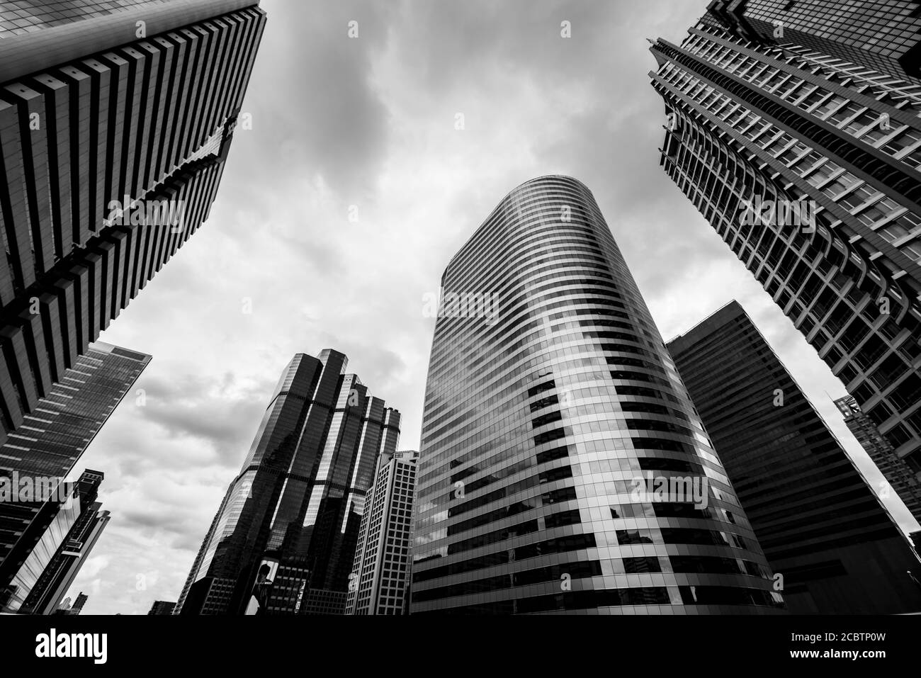 Vista dal basso dei moderni grattacieli d'affari. Concetti di banca, finanziario, economico, futuro. Monocromatico a colori in bianco e nero. Foto Stock