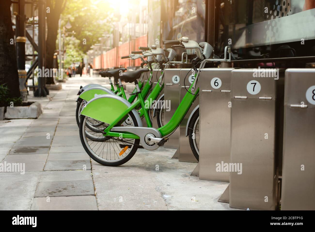 Bicicletta verde in affitto in città / bici in affitto. Foto Stock