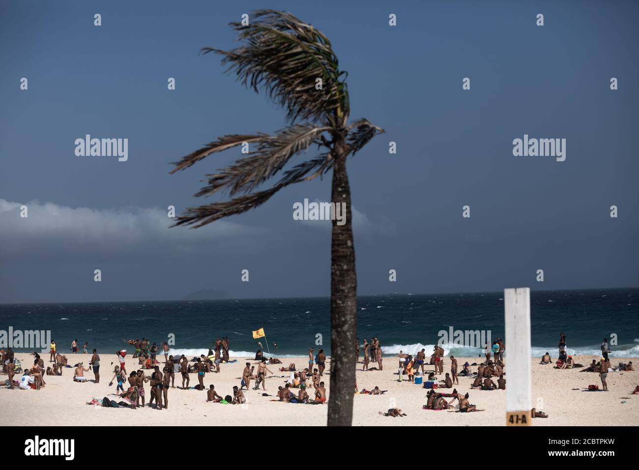 Rio de Janeiro, Brasile. 15 agosto 2020. Le persone godono la spiaggia di Ipanema. Il Brasile è attualmente il secondo paese più colpito dal virus corona in tutto il mondo. Credit: Ian Cheibub/dpa/Alamy Live News Foto Stock