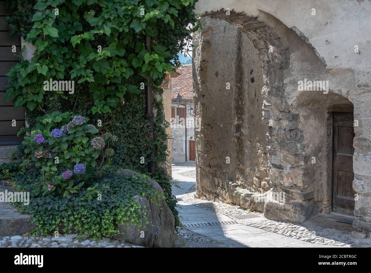 Tradizionale architettura italiana di villaggio di montagna. Caglio, provincia di Como, Lombardia, Italia. Foto Stock