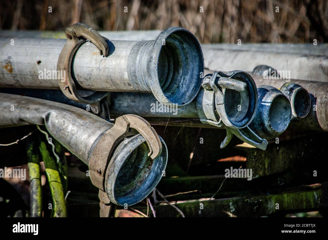 Colpo di closeup dei tubi dell'acqua accatastati sopra l'uno con l'altro Foto Stock