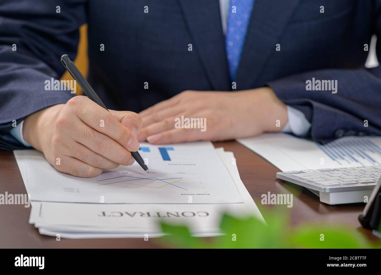 Concetto di finanza e business. La mano dell'uomo d'affari che tiene il grafico finanziario. Foto Stock