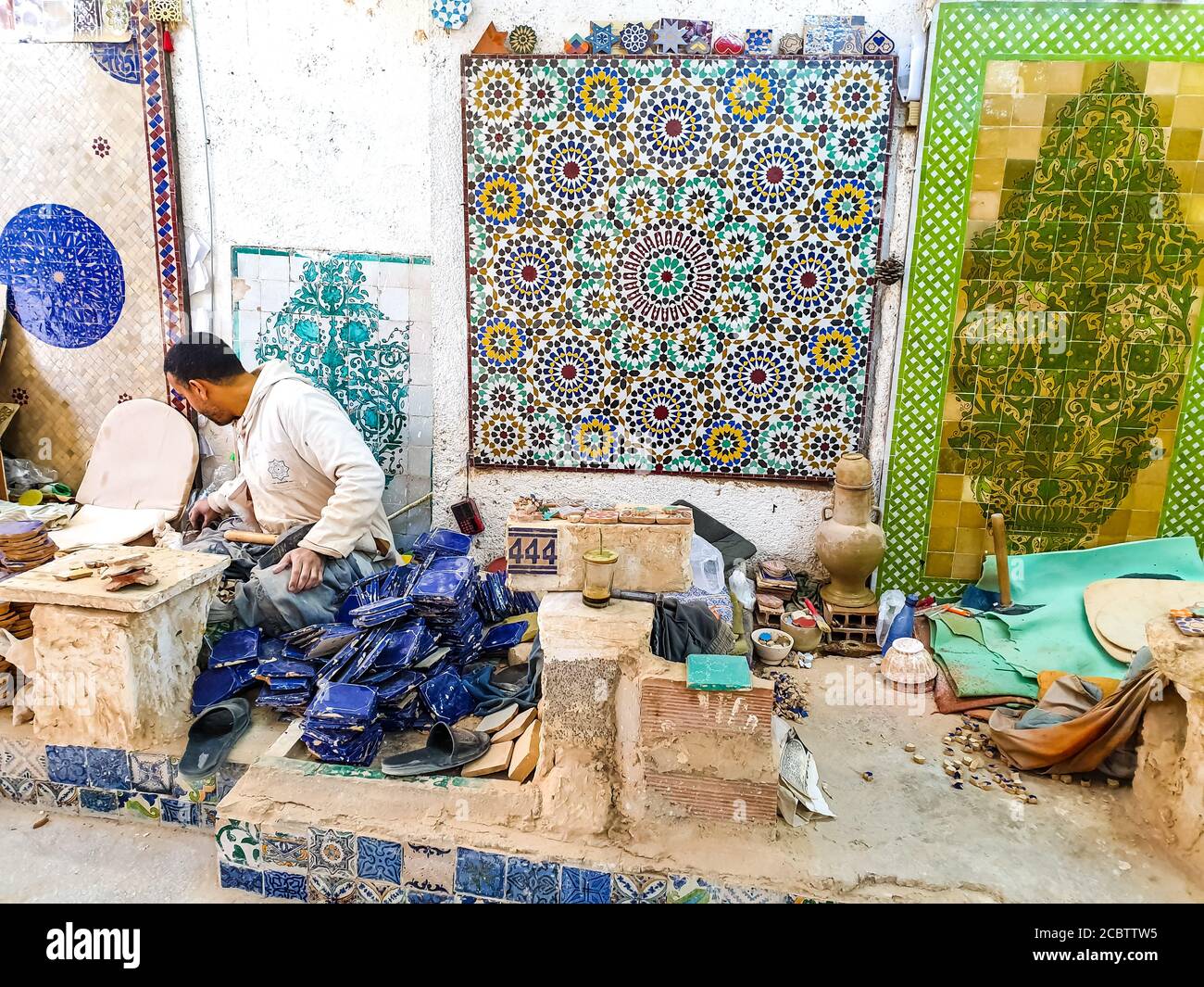 Un artigiano in un laboratorio di ceramica a Fez Foto Stock