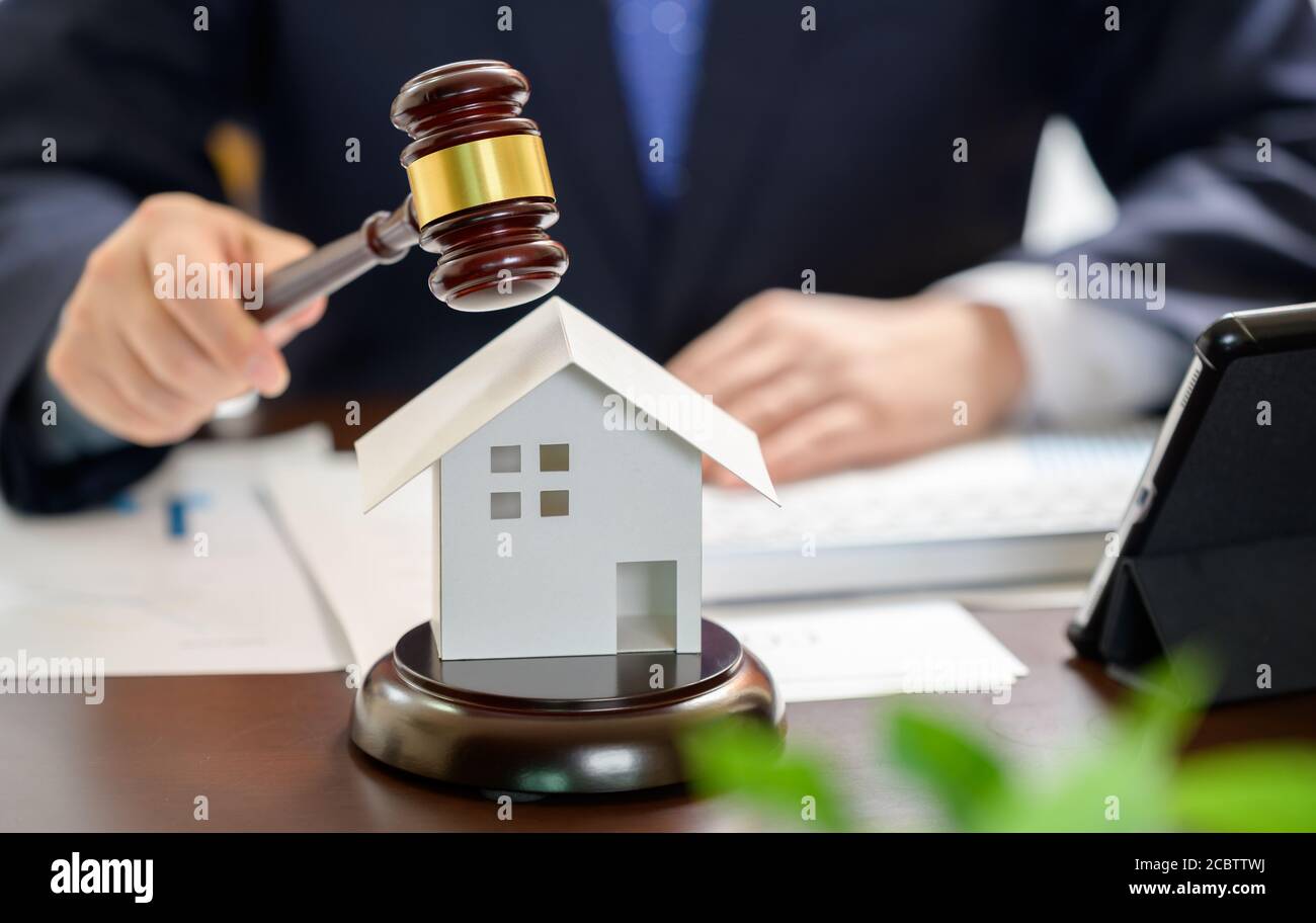 Uomo d'affari che tiene un gavel in mano. giustizia e concetto di asta. Foto Stock