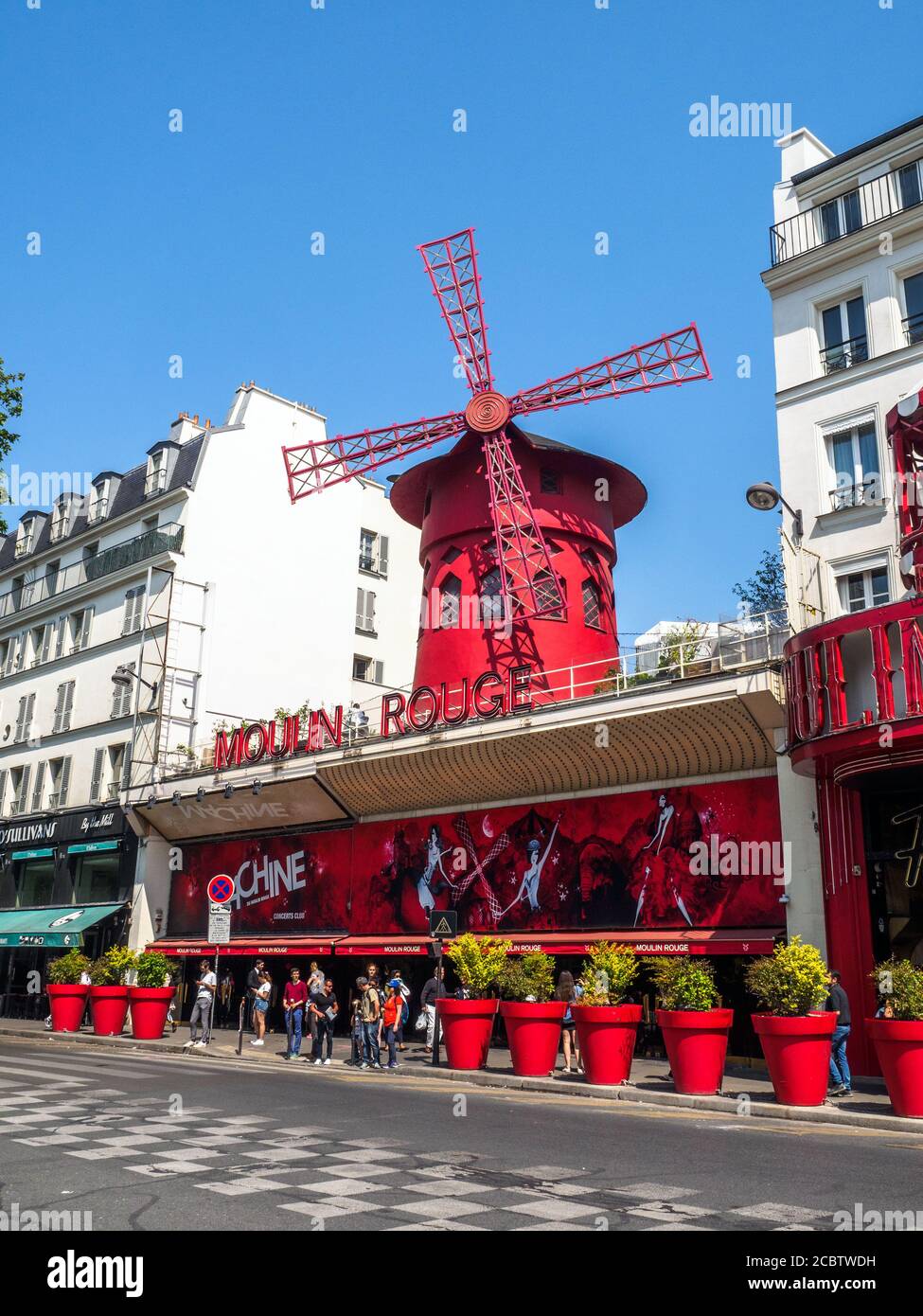 Moulin Rouge mulino a vento a Parigi quartiere di Pigalle su Boulevard de Clichy - Parigi, Francia Foto Stock