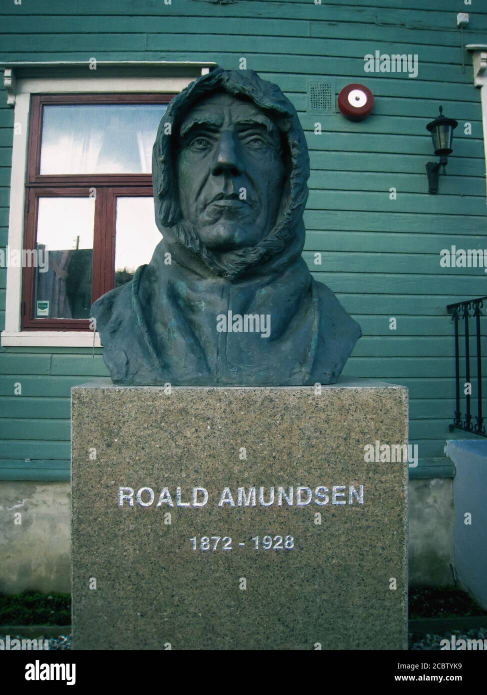 Tromso. Norvegia. 5 marzo. 2007: Busto del famoso esploratore polare norvegese Roald Amundsen nella città di Troms nel nord della Norvegia Foto Stock