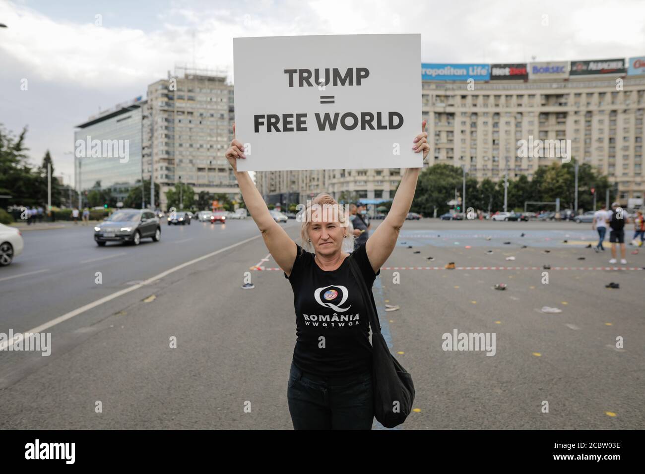 Bucarest, Romania - 10 agosto 2020: La gente visualizza i messaggi di Qanon sui cartelloni durante un raduno politico. Foto Stock