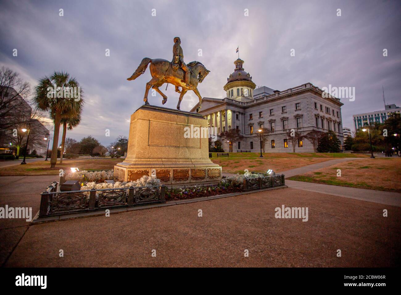 La statua del Confederato Stati d'America tenente generale Wade Hampton III fuori dal Campidoglio di Stato a Charleston, Carolina del Sud. Wade Hampton III era uno dei più grandi proprietari di schiavi del sud-est così come un legislatore di stato. Foto Stock