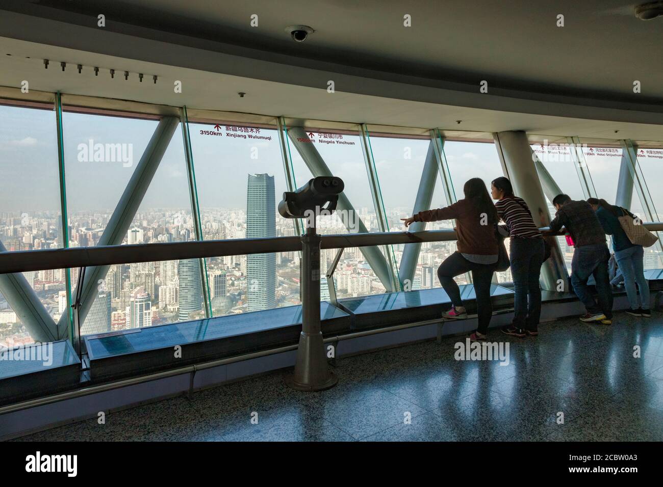 1 dicembre 2018: Shanghai, Cina - i visitatori godono della vista dalla terrazza panoramica della Oriental Pearl Tower. Foto Stock