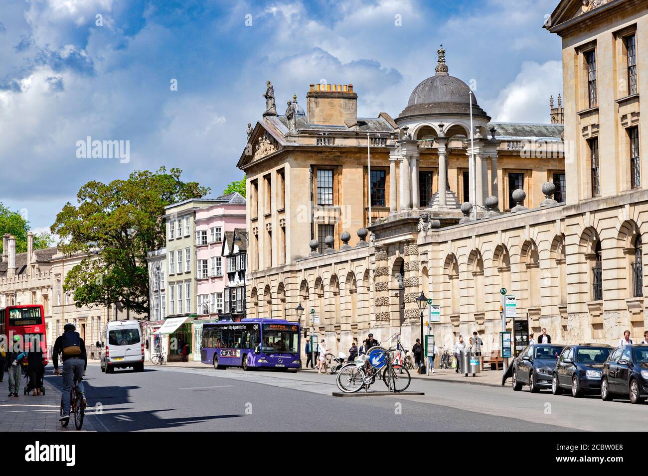 6 giugno 2019: Oxford, Regno Unito. High Street, con Queen's College sulla destra. Persone che camminano lungo, autobus, traffico. Foto Stock