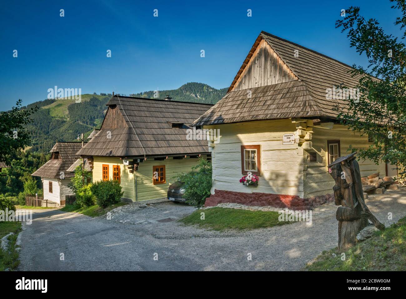 Case di tronchi storici nel villaggio di Vlkolinec, patrimonio dell'umanità dell'UNESCO, vicino a Ruzomberok, regione di Zilina, Slovacchia Foto Stock