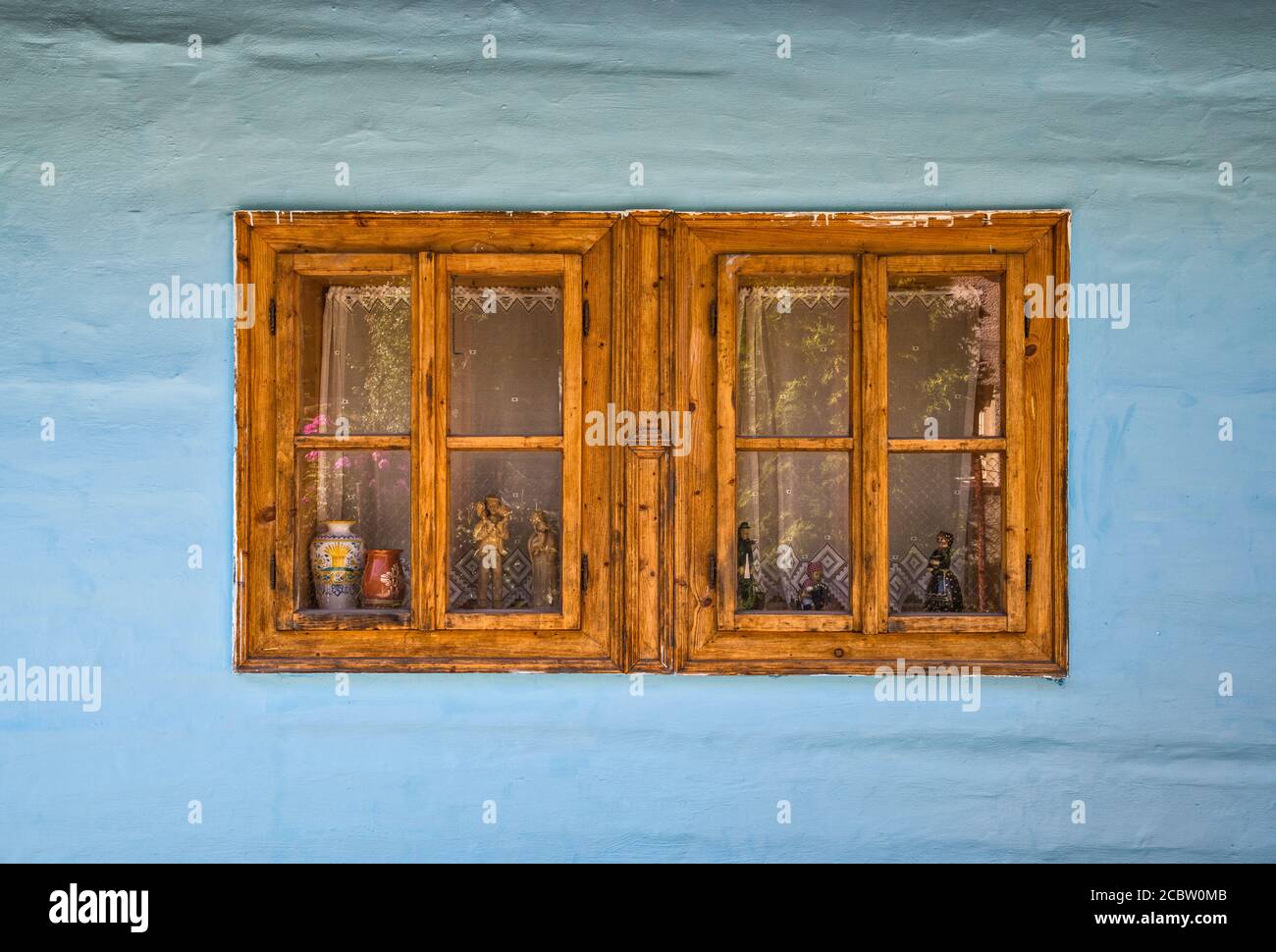 Finestra presso la storica casa di tronchi nel villaggio di Vlkolinec, patrimonio dell'umanità dell'UNESCO, vicino a Ruzomberok, regione di Zilina, Slovacchia Foto Stock