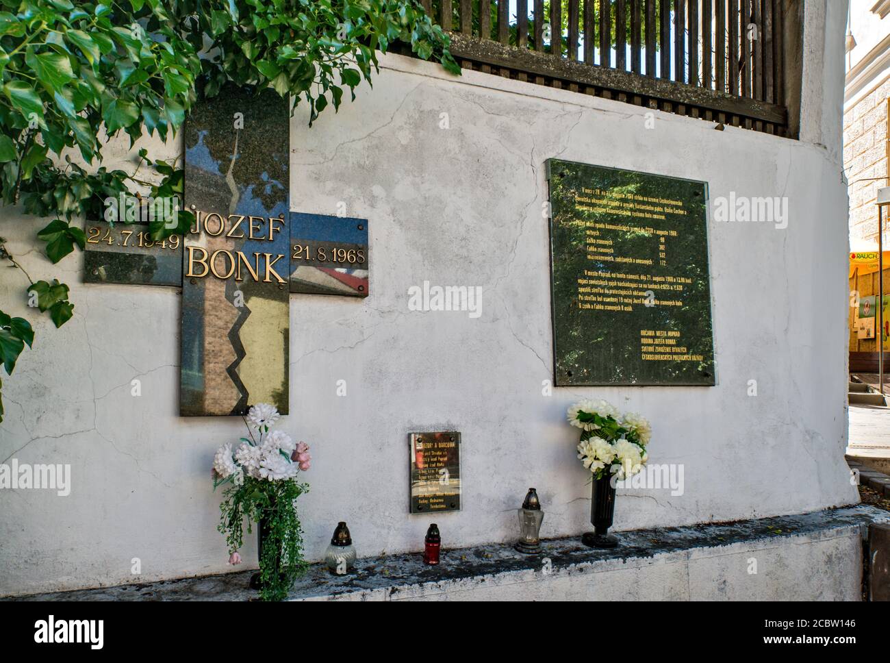 Lapide commemorativa del giovane, Jozef Bonk, ucciso durante l'occupazione di Poprad da parte delle truppe sovietiche nel 1968 a Poprad, nella regione di Presov, in Slovacchia Foto Stock