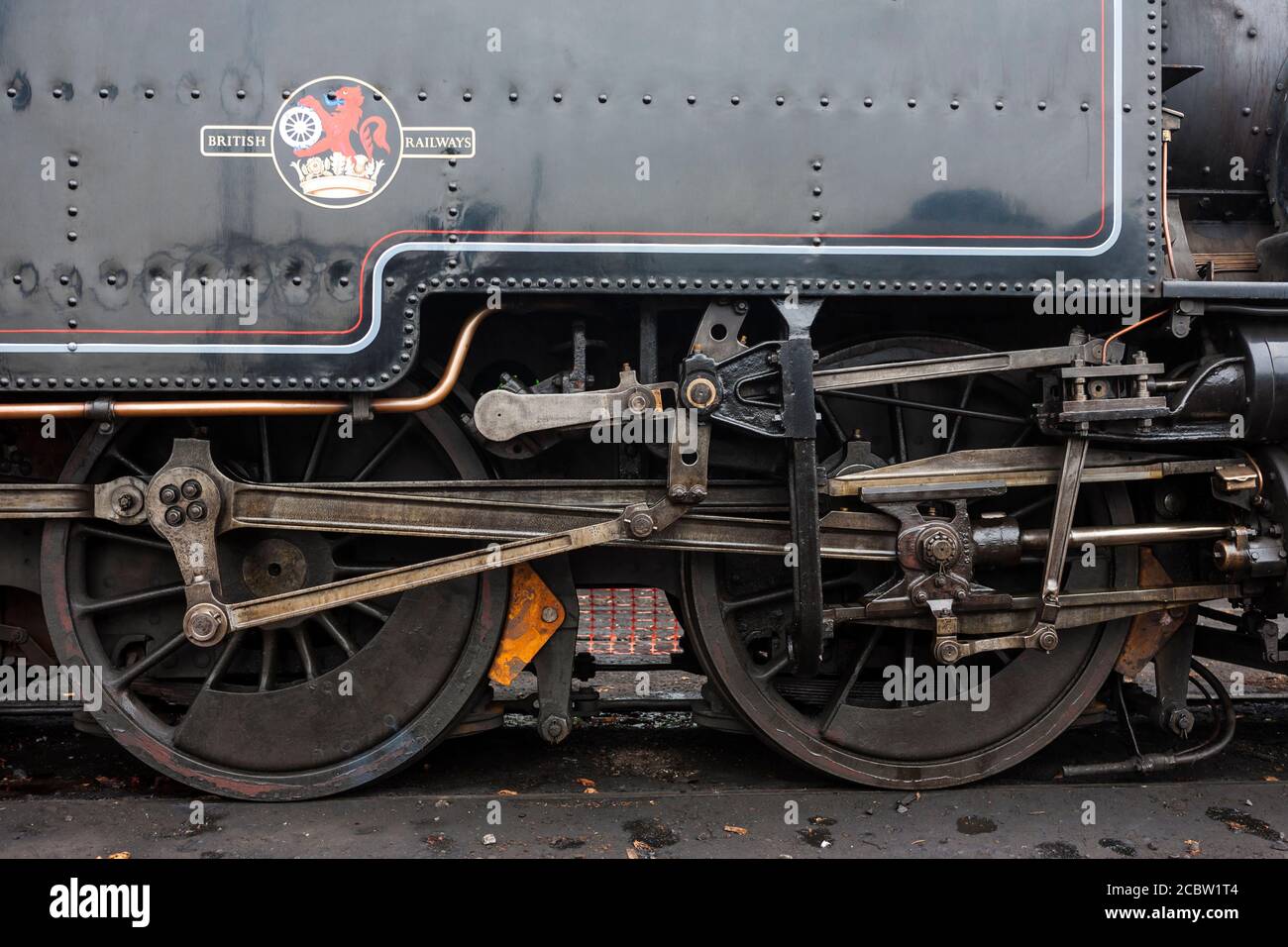 Primo piano delle ruote motrici della locomotiva Ivatt 2MT classe 2-6-2T n. 41312. Uno dei quattro superstiti, visto sulla Ferrovia a vapore Mid-Hants, Inghilterra, Regno Unito Foto Stock