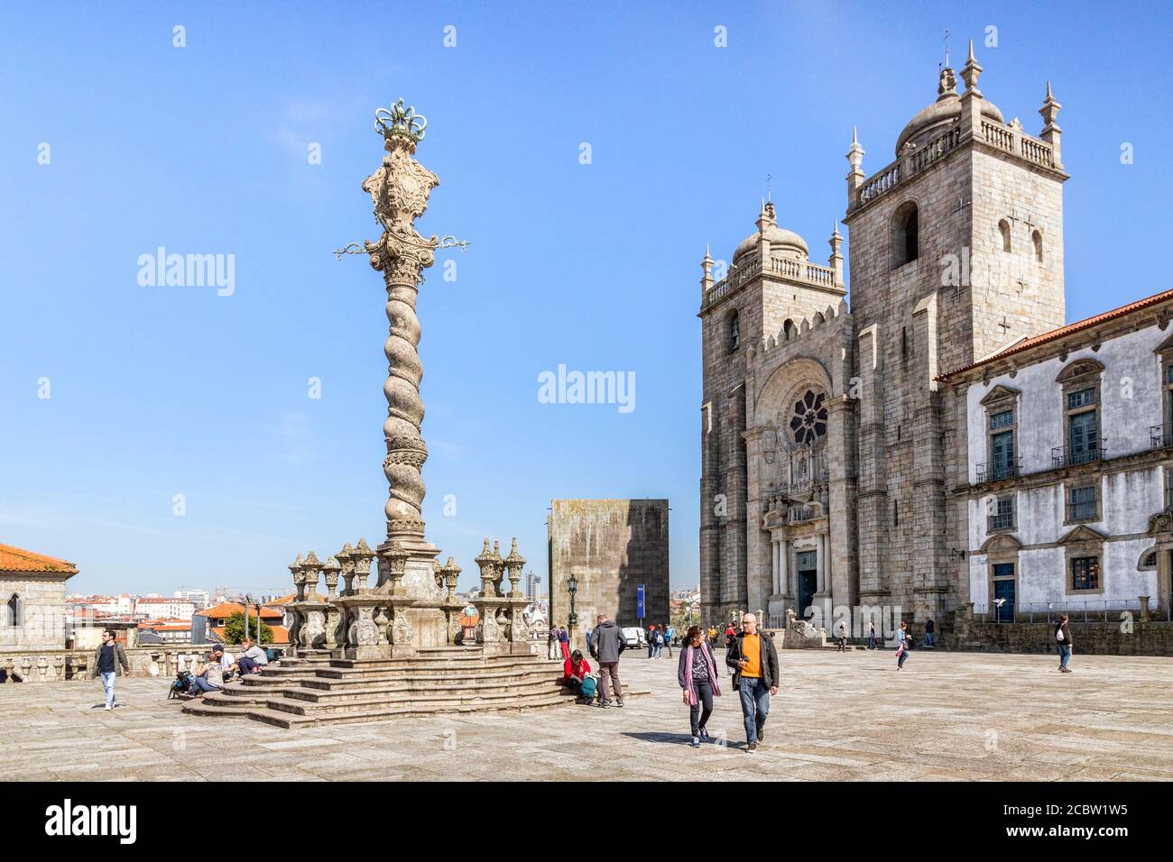 10 marzo 2020: Porto, Portogallo - il Pelourinho o pilastro di Porto, che si trova nella piazza all'estremità ovest della Cattedrale. Foto Stock