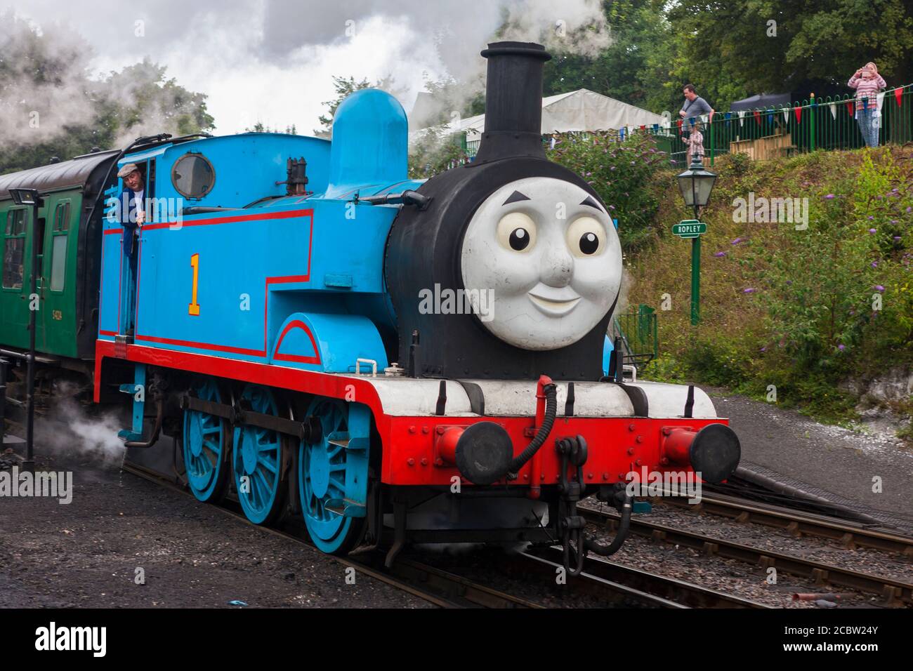 "Thomas the Tank Engine" tira fuori un treno per bambini Della stazione di Rotley sulla Ferrovia Mid-Hants (la linea di Watercress) Durante un'operazione di "ay out WIT Foto Stock