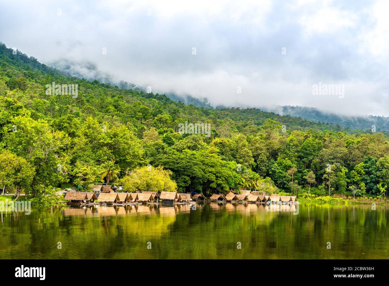 Timelapse del lago Huay Tueng Tao a Chiang mai, Thailandia, con montagne e le nuvole in movimento sullo sfondo Foto Stock