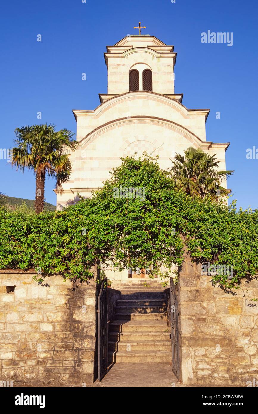 Architettura religiosa. Montenegro. Vista della Chiesa Ortodossa di San Sava nella città di Tivat Foto Stock