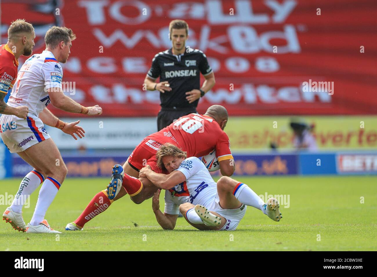 Sam Moa (10) dei draghi catalani è affrontato da Jacob Miller (6) di Wakefield Trinity Foto Stock