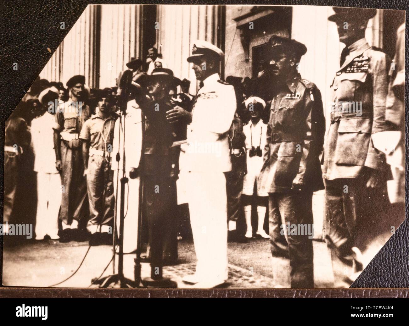 Giapponese rinuncia a Lord Louis Mountbatten a Singapore 12 settembre 1945 queste stampe fotografiche originali sono state acquistate a casa dall'Estremo Oriente dal padre dei fotografi in fondo ad una cassetta degli attrezzi dopo la guerra. Sono in un album di famiglia e copiati da questo fotografo Supremo Comandante alleato Sud Est Asia: La resa giapponese a Singapore: L'ammiraglio Mountbatten che consegna un discorso sui gradini del Municipal Building a Singapore dopo la cerimonia di consegna. Da sinistra a destra: Generale William Slim (in cappello), ammiraglio Lord Mountbatten (al microfono, in bianco), tenente Gener Foto Stock