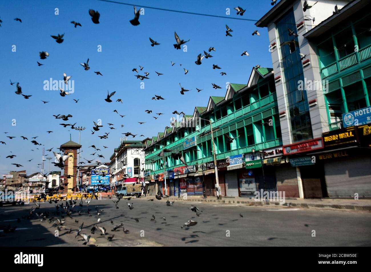 15 agosto 2020: Srinagar. Kashmir. 15 agosto 2020. Un coprifuoco è imposto a Srinagar e nel resto della valle del Kashmir mentre l'India celebra il suo giorno di indipendenza per commemorare la sua indipendenza dal Regno Unito il 15 agosto 1947. Sono poche le persone che si trovano nelle strade di Srinagar, dove le forze militari indiane sono dispiegate per far rispettare le restrizioni. Il coprifuoco è stato imposto alla vigilia dell'India Independence Day, e i servizi Internet mobili sono stati anche vietato nella Valle di credito: Muzamil Mattoo/IMAGESLIVE/ZUMA Wire/Alamy Live News Foto Stock