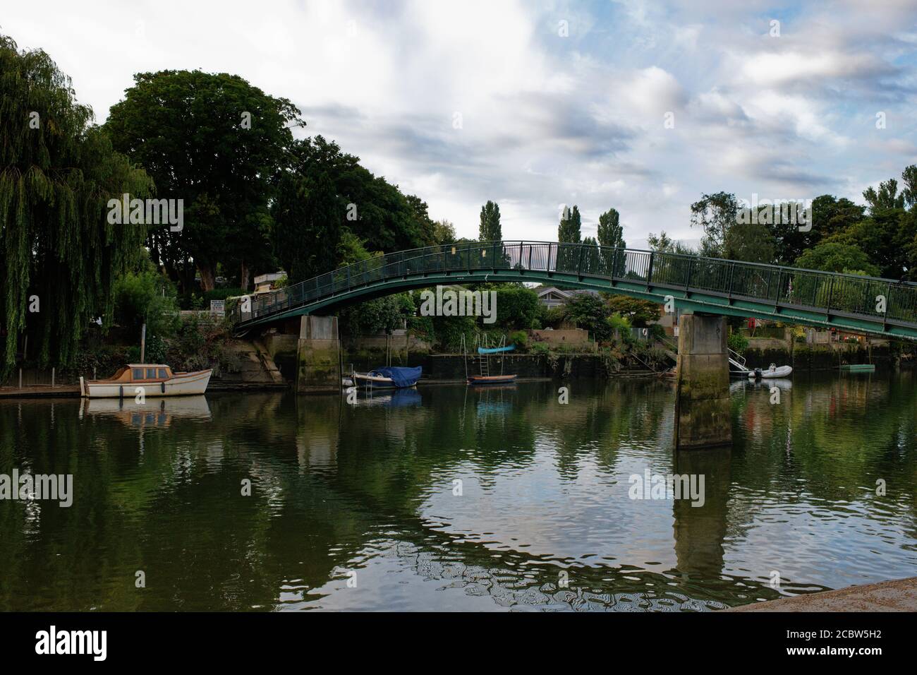 Bridge to Eel Pie Island, un'isola sul Tamigi a Twickenham dove band come The Who e The Rolling Stone hanno suonato i loro primi concerti Foto Stock