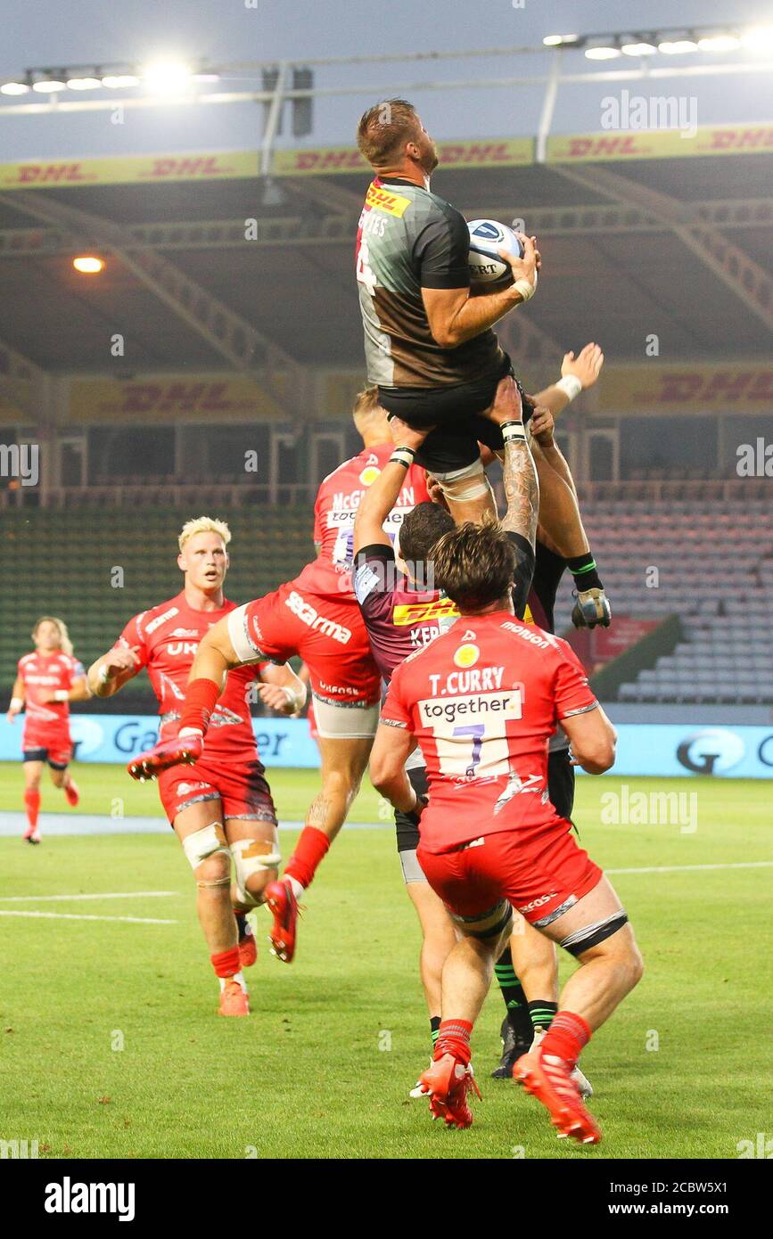 STEPHAN LEWIES di Harlequins prende un calcio alto durante la partita di rugby della Gallagher Premiership tra Harlequins e sale Sharks a Twickenham Stoop, Twickenham, Inghilterra, il 14 agosto 2020. Foto di Ken Sparks. Solo per uso editoriale, è richiesta una licenza per uso commerciale. Nessun utilizzo nelle scommesse, nei giochi o nelle pubblicazioni di un singolo club/campionato/giocatore. Foto Stock