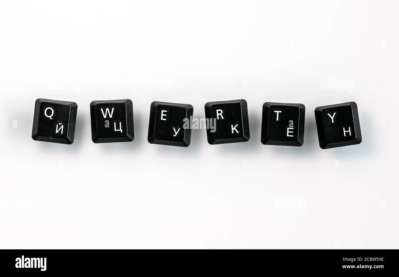 Tastiera multilingue per computer ortografia QWERTY in inglese con lettere russe sotto, isolato su sfondo bianco Foto Stock