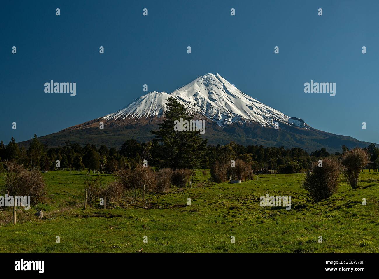 La classica forma conica del Monte Taranaki, un vulcano dormiente nell'isola settentrionale della Nuova Zelanda. Foto Stock