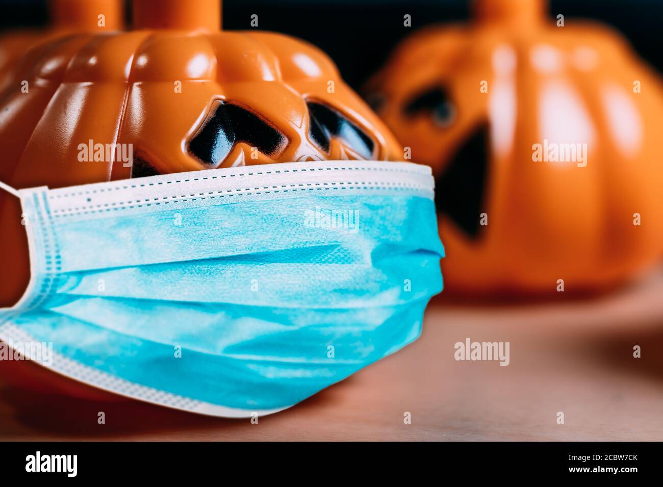 Zucca arancione che indossa una maschera medica protettiva. Foto Stock