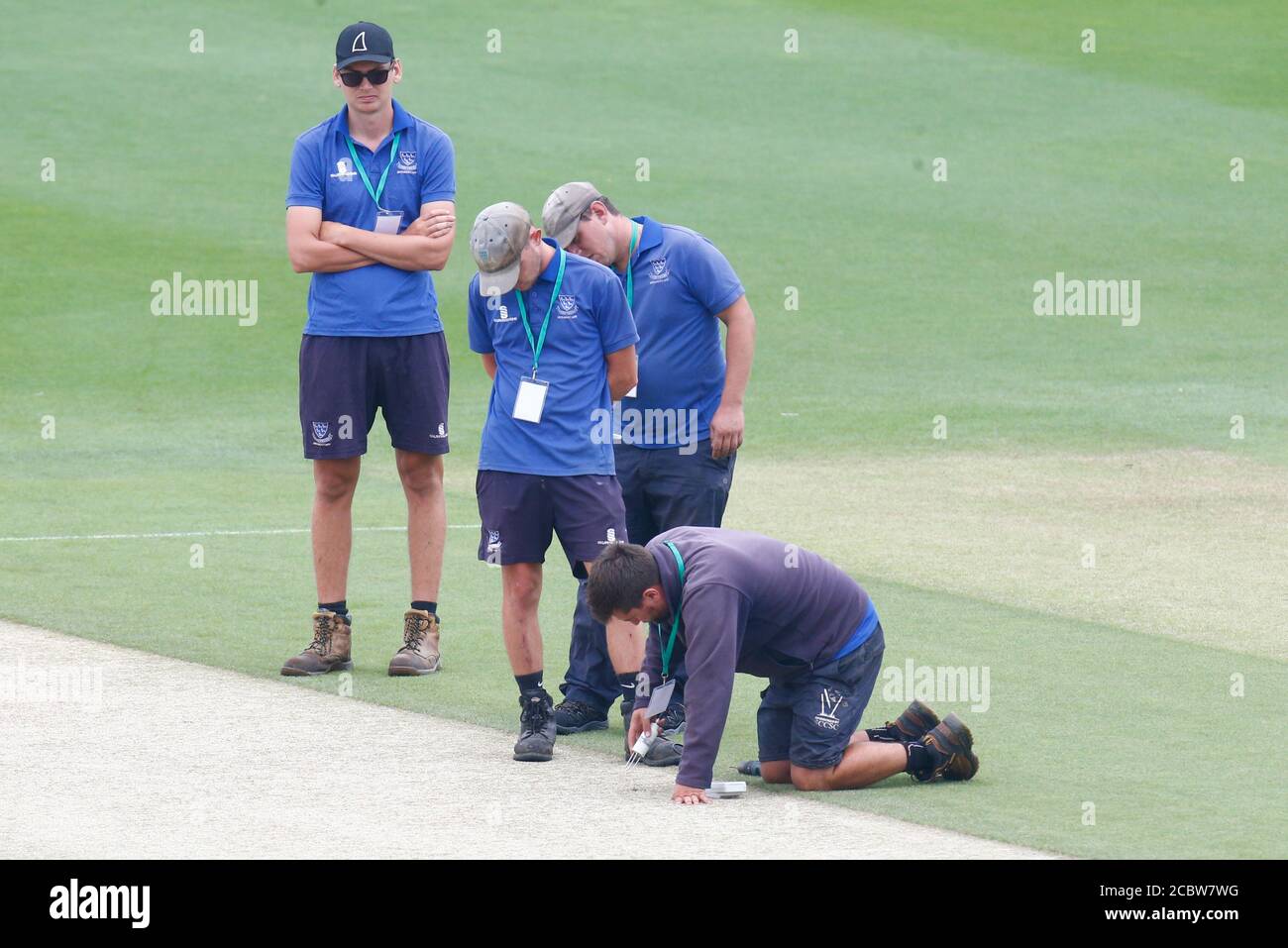 HOVE, Regno Unito, 15 AGOSTO: Groundsman che controlla il wicket durante il primo giorno del Bob Willis Trophy Southern Group tra Sussex CCC e Essex CCC Foto Stock