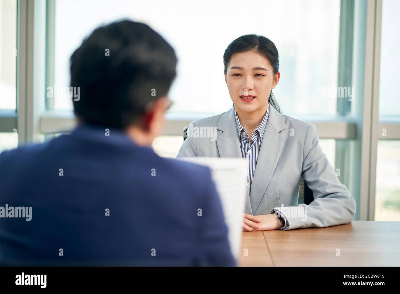 giovane donna asiatica d'affari in cerca di lavoro che viene intervistata da responsabile risorse umane Foto Stock