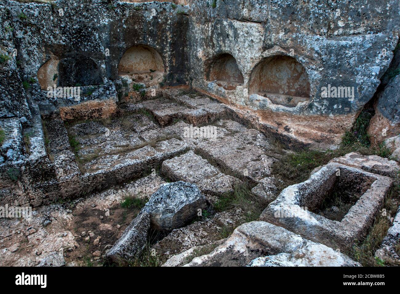 Una sezione delle tombe rupestri scavate in una collina presso l'antica città di Perre vicino Adiyaman, nella Turchia sud-orientale. Foto Stock