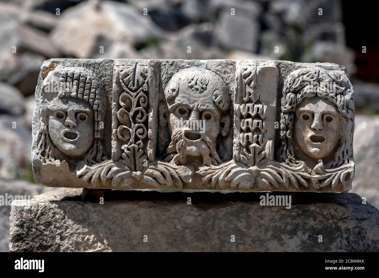 Antica lapide a Myra in Demre in Turchia raffigurante tre volti umani. Myra risale al II secolo a.C. Foto Stock