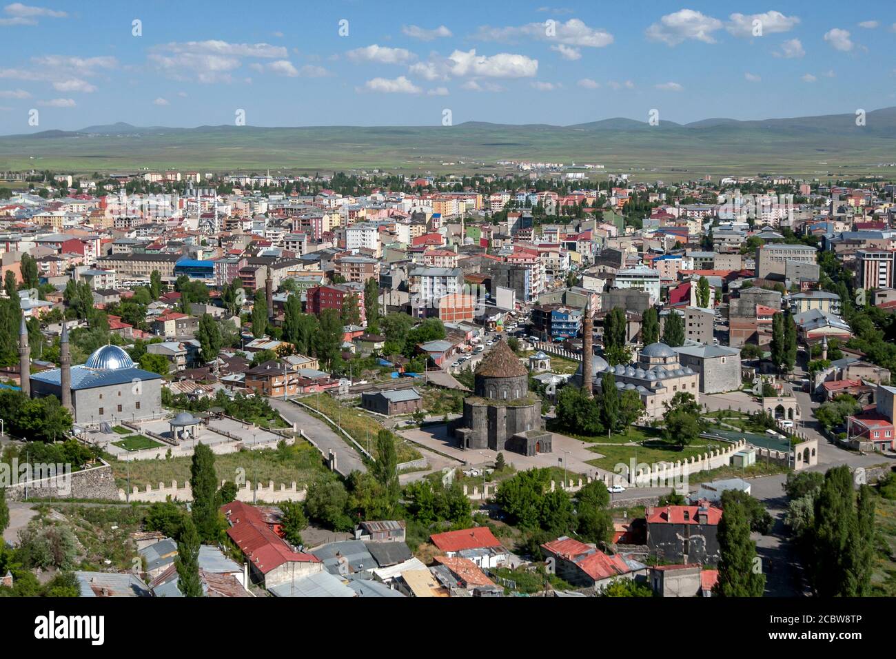 Vista dal Castello di Kars che si affaccia sulla moderna città di Kars nella Turchia orientale. La Cattedrale di Kars (la Chiesa dei Santi Apostoli) è in primo piano. Foto Stock