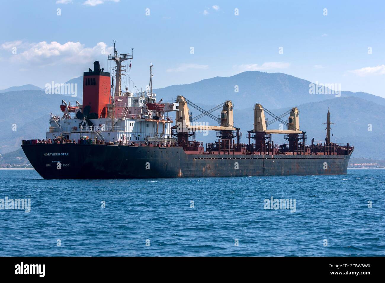 Un transatlantico si muove attraverso il Mar Mediterraneo al largo della costa turchese di Fethiye in Turchia. Foto Stock
