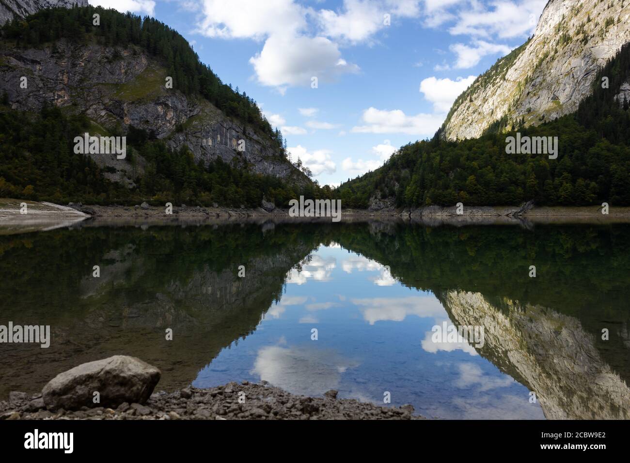 Il 'Hinterer Gosausee' con riflesso dell'acqua e tempo giusto (Gosau, alta Austria) Foto Stock