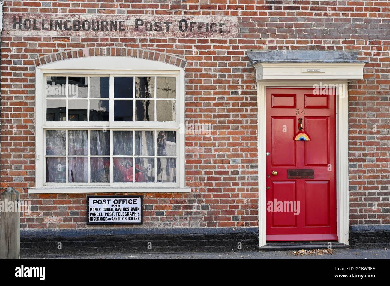 COVID-19 Pandemico. Grazie NHS. Uncinetto NHS Rainbow. Gli abitanti del villaggio mostrano il loro sostegno per il NHS. Hollingbourne, Kent. REGNO UNITO Foto Stock