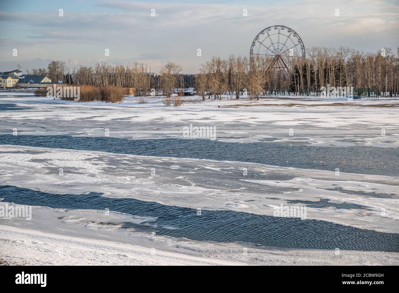 Acque congelate del fiume Irkut, Irkutsk, Russia Foto Stock
