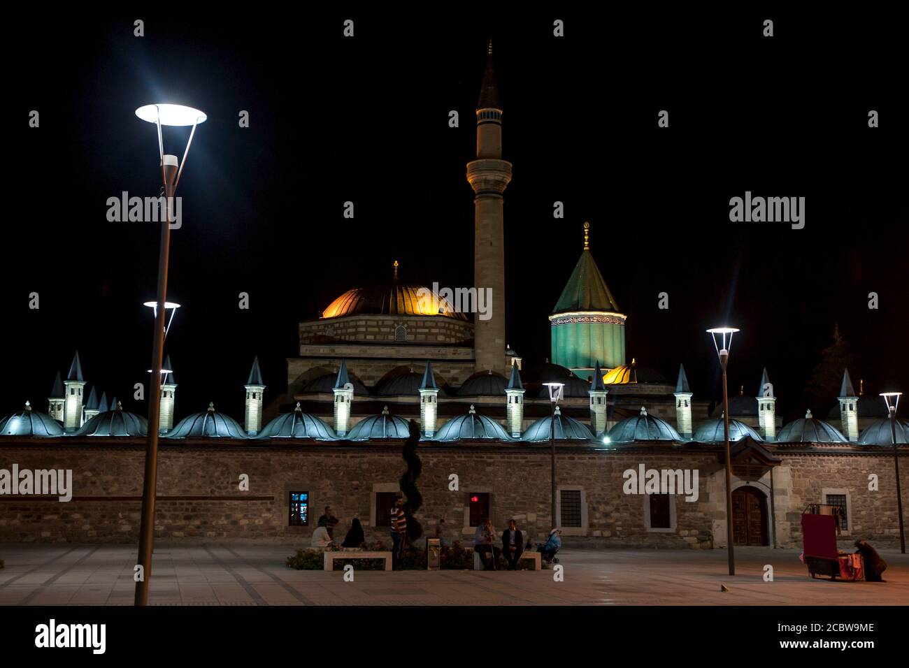 Il magnifico Museo Mevlana a Konya in Turchia. E' famosa per la sua cupola in piastrelle turchesi ed era casa degli antichi dervisci vorticosi. Foto Stock