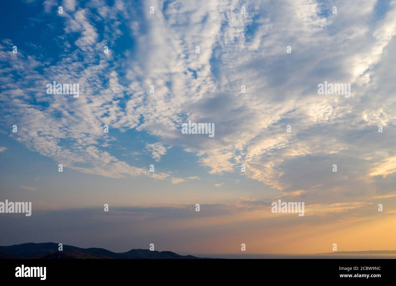 Alba, nuvole al tramonto sulla silhouette della terra e sul mare. Crepuscolo, crepuscolo cielo nuvoloso Foto Stock