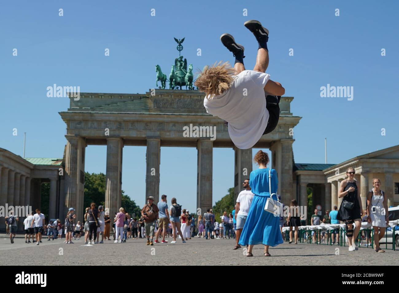 Berlino, Germania. 16 agosto 2020. Il Graziano, di 15 anni, mostra le sue abilità acrobatiche sotto un cielo senza nuvole. Credit: Jörg Carstensen/dpa/Alamy Live News Foto Stock