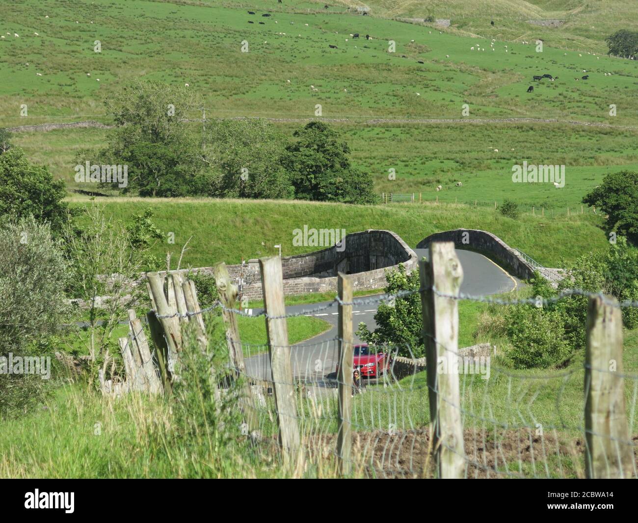 Il ponte di Burholme, costruito nel tardo 18 ° secolo, porta la strada sul fiume Hodder nella foresta di Bowland, un'area di straordinaria bellezza naturale. Foto Stock