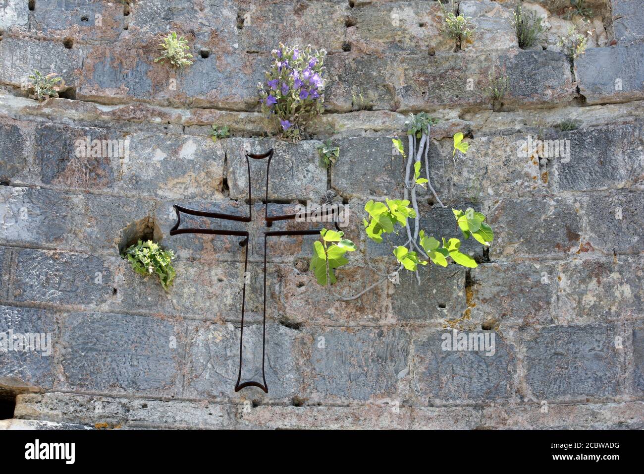 Una croce cristiana sulla parete di pietra delle rovine della Chiesa di Maria nel sito antico di Efeso vicino a Selcuk in Turchia. Foto Stock