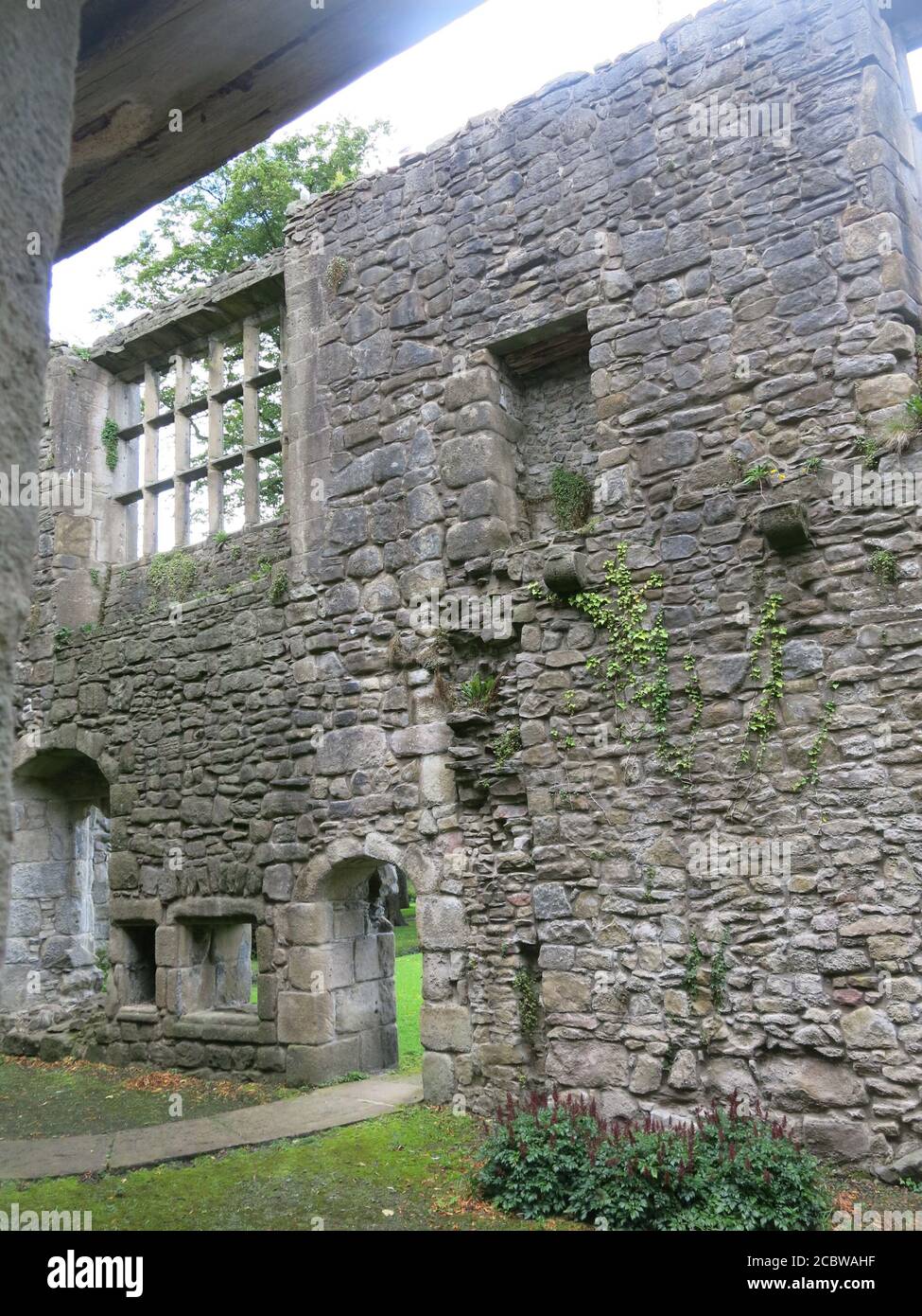 Le rimanenti mura e la struttura in pietra dell'abbazia di Whalley, da quando fu un monastero cistercense consacrato per la prima volta nel 1306; Clitheroe, Lancashire Foto Stock