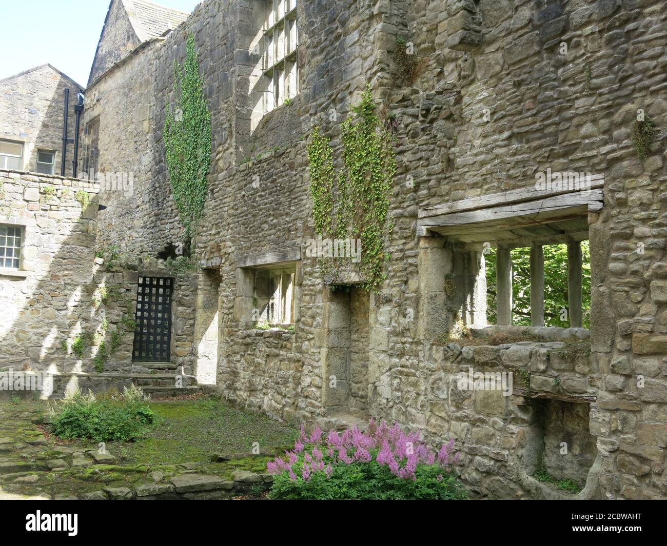 Le rimanenti mura e la struttura in pietra dell'abbazia di Whalley, da quando fu un monastero cistercense consacrato per la prima volta nel 1306; Clitheroe, Lancashire Foto Stock