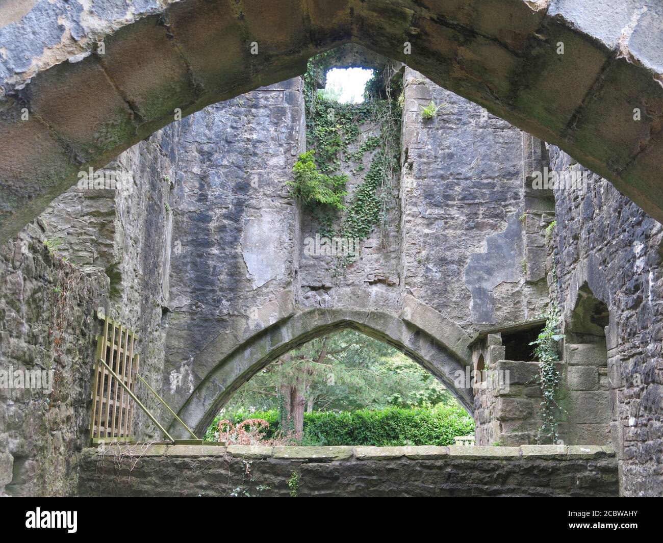 Le rimanenti mura e la struttura in pietra dell'abbazia di Whalley, da quando fu un monastero cistercense consacrato per la prima volta nel 1306; Clitheroe, Lancashire Foto Stock