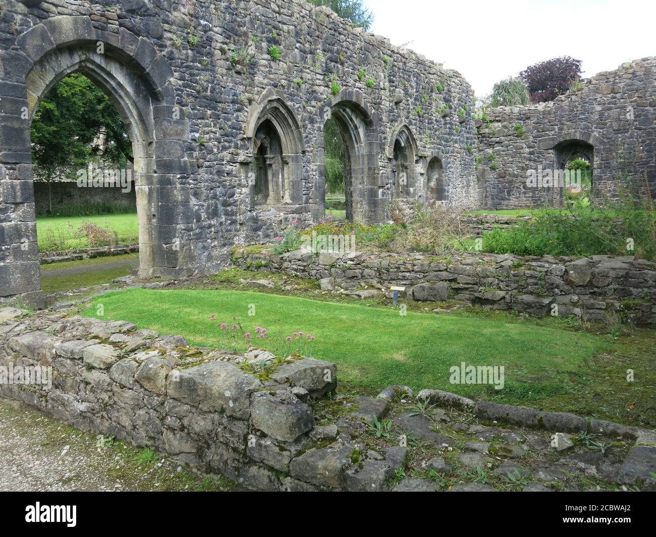 Le rimanenti mura e la struttura in pietra dell'abbazia di Whalley, da quando fu un monastero cistercense consacrato per la prima volta nel 1306; Clitheroe, Lancashire Foto Stock