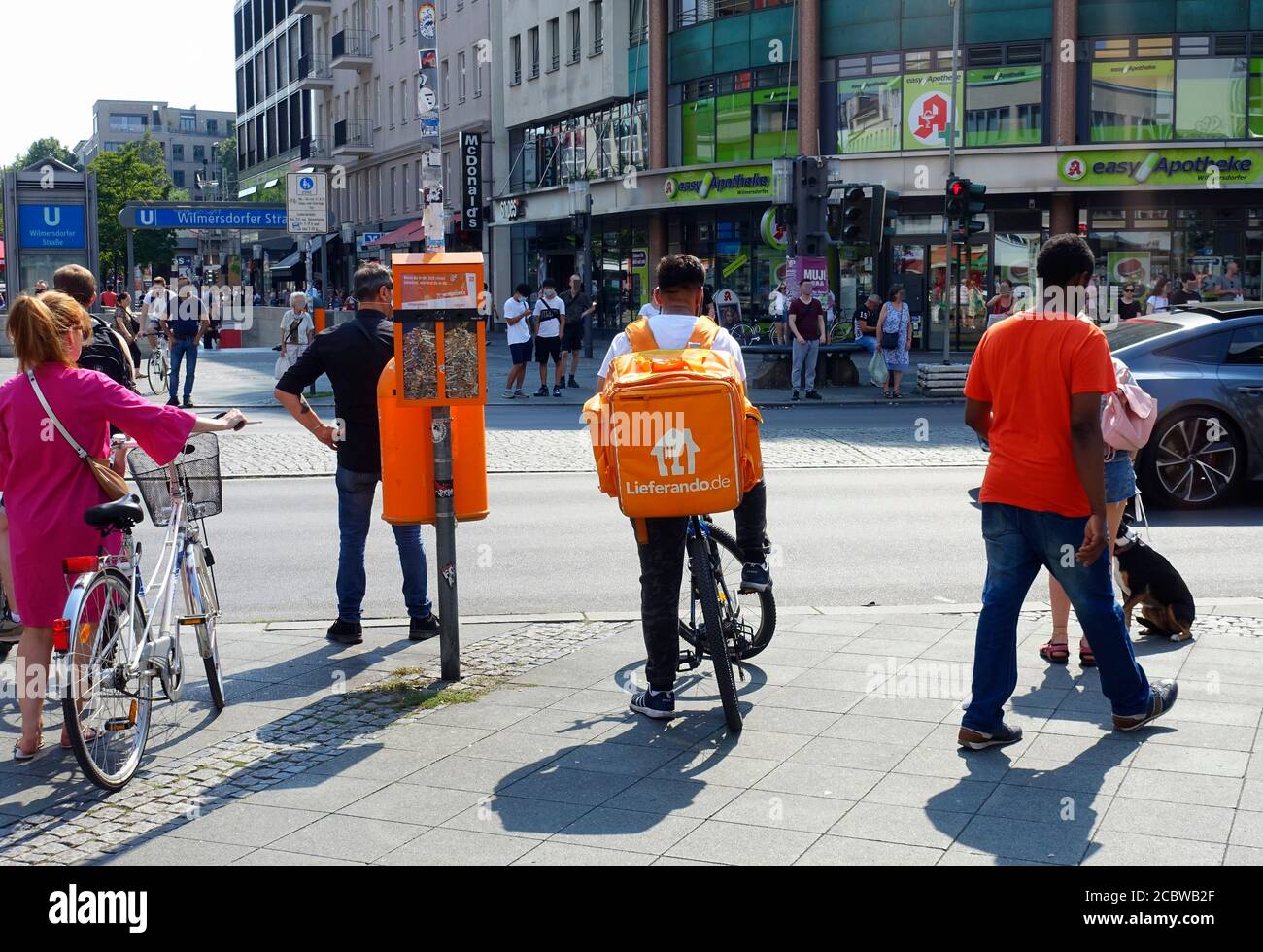 Ciclista del servizio di consegna Lieferando a Berlino Foto Stock